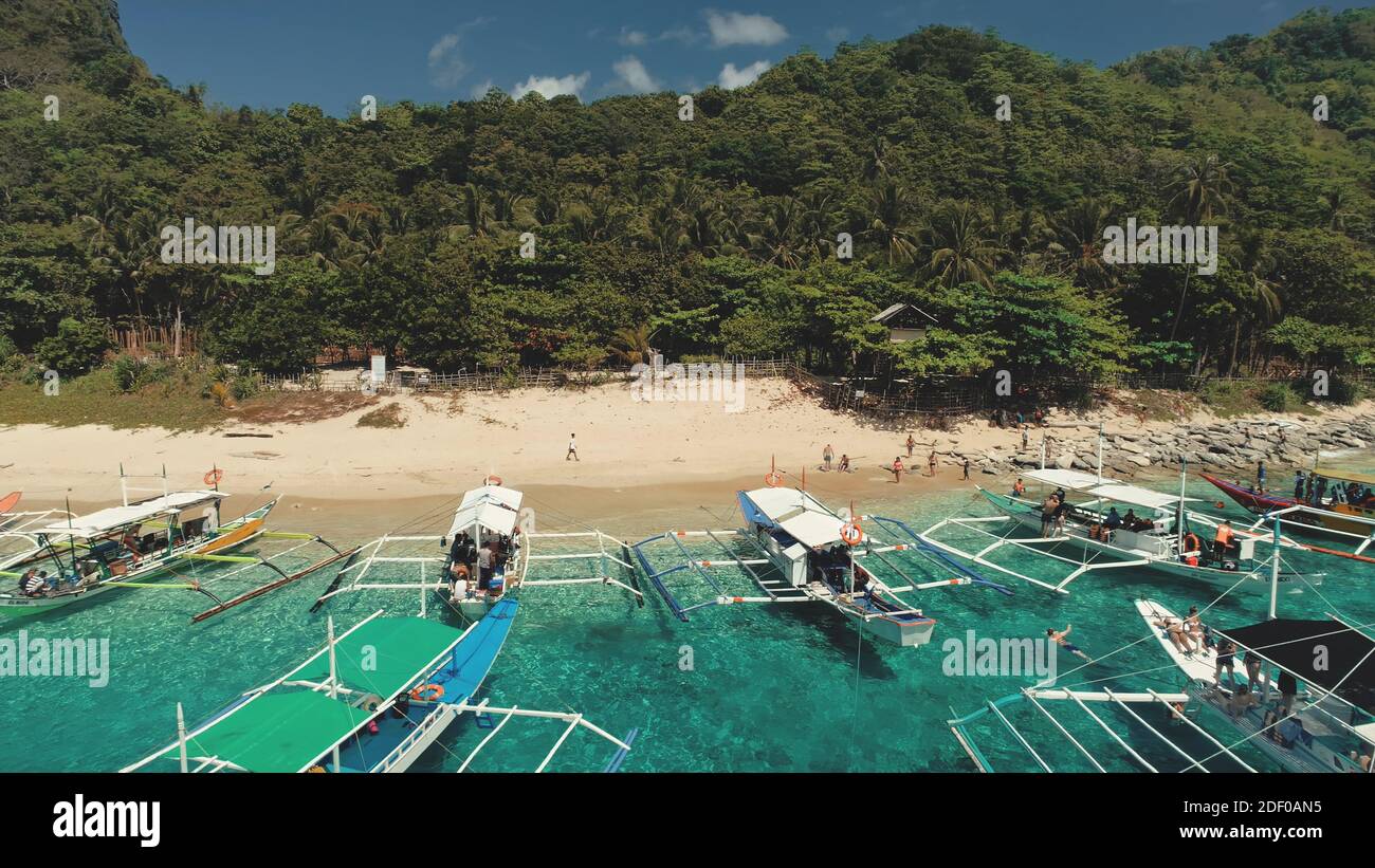 Touristen Ocean Cruise: Passagierboote im Hafen von Sea Bay. Philippinen tropisches Resort mit weißem Sandstrand am Küstenhafen. Asien Landschaft der Palawan Insel für Reisende in filmischen Drohne erschossen Stockfoto