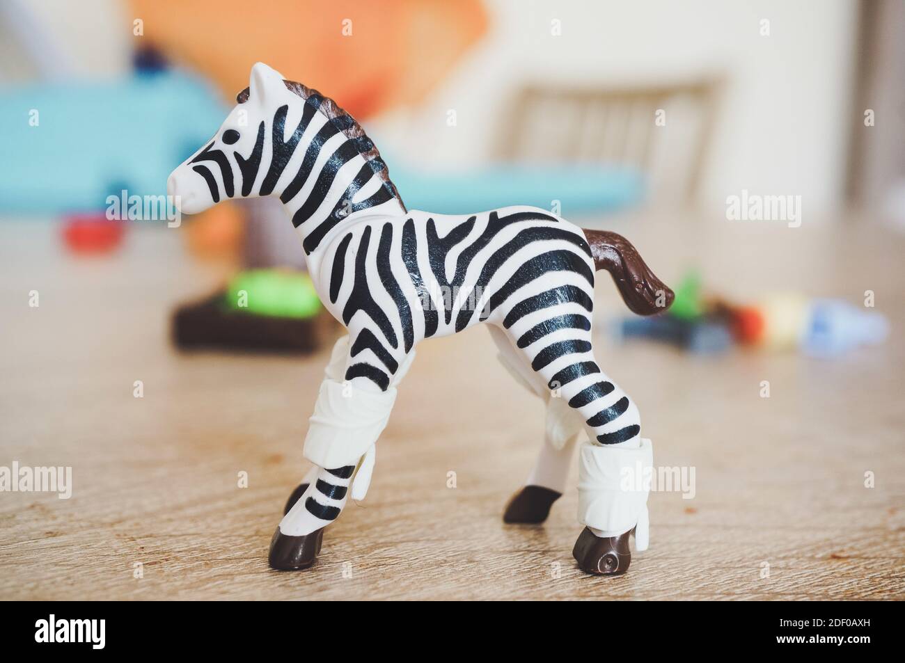 POZNAN, POLEN - 19. Feb 2017: Kleine Plastic Playmobil Spielzeug Zebra Figur auf einem Tisch in horizontaler Weichfokus. Stockfoto