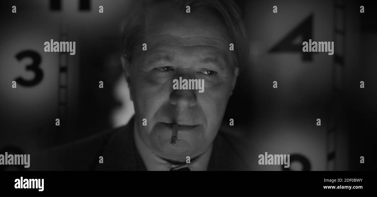 VERÖFFENTLICHUNG: 4. Dezember 2020 TITEL: Mank STUDIO: Netflix REGIE: David Fincher HANDLUNG: Folgt der stürmischen Entwicklung von Orson Welles' ikonischem Meisterwerk Citizen Kane (1941) durch den Drehbuchautor Herman J. Mankiewicz. HAUPTROLLE: GARY OLDMAN als Herman Mankiewicz. (Bild: © Netflix/Entertainment Pictures) Stockfoto