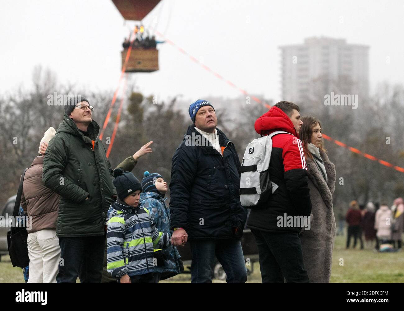 Ein Besucher schaut sich den Heißluftballon an, während des Festivals steigen die Besucher in den Himmel.das Heißluftballonfestival wird von der Gesellschaft für Heißluftballon und der Ukrainischen Luftfahrtgesellschaft organisiert, Ein Besucher kann auf einen riesigen Ballon in der Höhe eines fünfstöckigen Gebäudes klettern und Fotos machen. Die Veranstaltung wird anlässlich des Jubiläums des Starts des ersten Heißballons in der Geschichte der Menschheit organisiert. Vor 237 Jahren starteten die Montgolfier-Brüder ihre Erfindung in Paris. Seitdem begann die Ära der Luftfahrt. Stockfoto