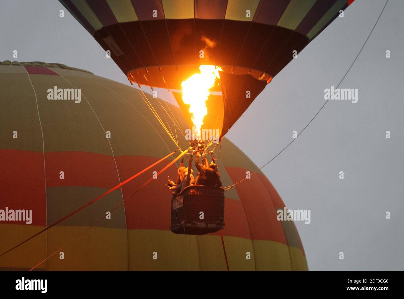 Heißluftballon mit Besuchern in den Himmel während des Festivals steigen.das Heißluftballon-Festival wird von der Heißluftballon-Gesellschaft und der ukrainischen Luftfahrtgesellschaft organisiert, ein Besucher kann auf einem riesigen Ballon mit der Höhe von fünf-stöckigen Gebäude klettern und Fotos machen. Die Veranstaltung wird anlässlich des Jubiläums des Starts des ersten Heißballons in der Geschichte der Menschheit organisiert. Vor 237 Jahren starteten die Montgolfier-Brüder ihre Erfindung in Paris. Seitdem begann die Ära der Luftfahrt. Stockfoto