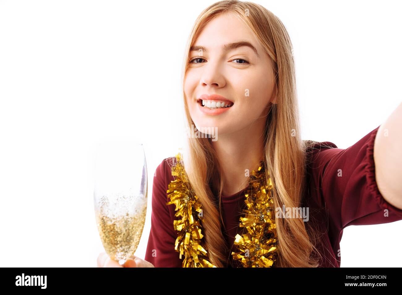 Porträt eines fröhlichen Mädchen, in einem roten Kleid gekleidet, sich abheben, isoliert auf einem weißen Hintergrund. Weihnachten Stockfoto