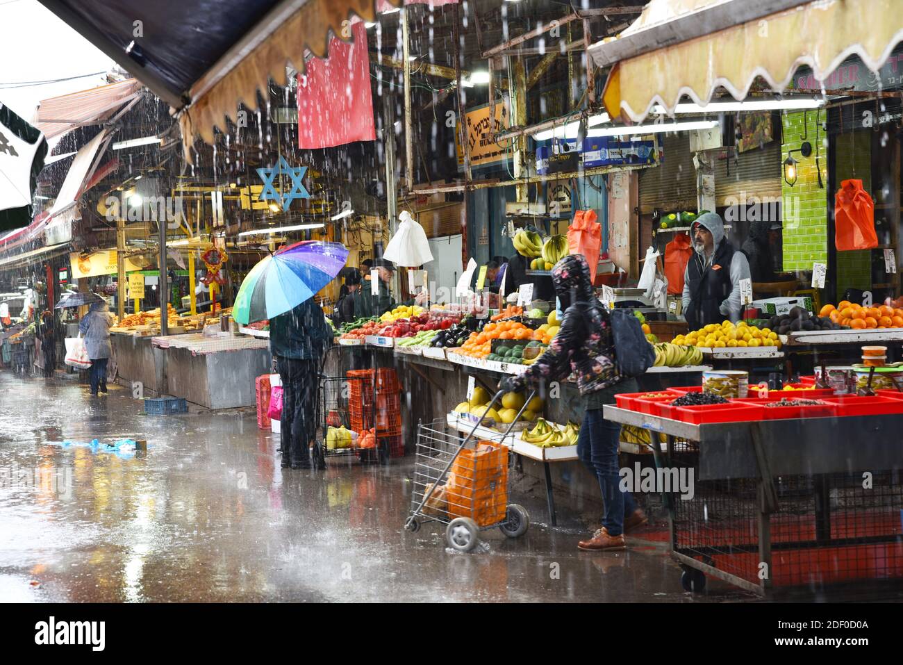 Es regnet auf dem Karmel-Markt in Tel Aviv Stockfoto