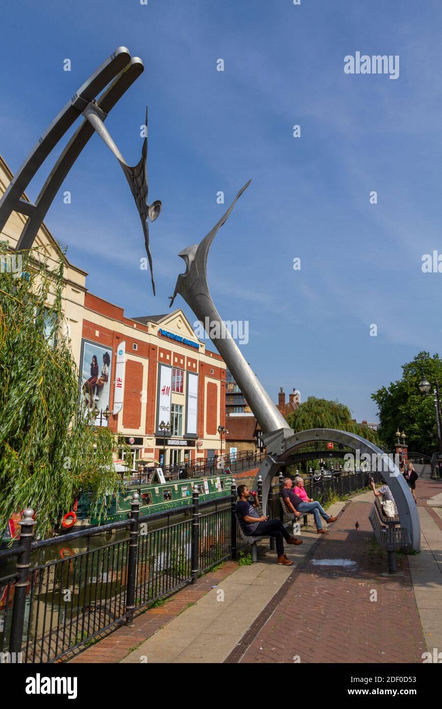 "Empowerment" von Stephen Broadbent über den Fluss Witham in Lincoln's City Square, Lincoln, Lincolnshire, Großbritannien. Stockfoto