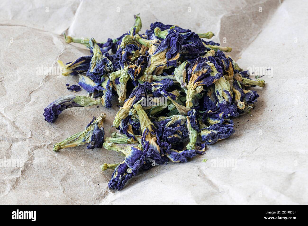 Selektives Fokusfoto von Anchan Blume Kräutertee Clitoria ternatea, auf einem Blatt Kraftpapier Stockfoto