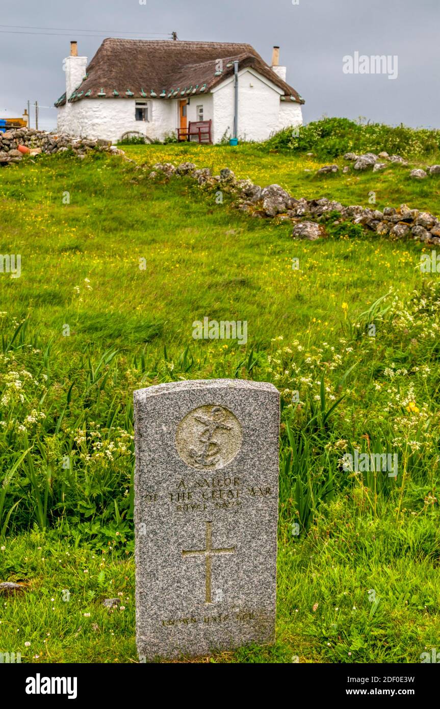 Kriegsgrab eines unbekannten Seemanns aus dem Ersten Weltkrieg vor einer Croft oder einem Häuschen in Howmore oder Tobha Mor auf South Uist in den Äußeren Hebriden. Stockfoto