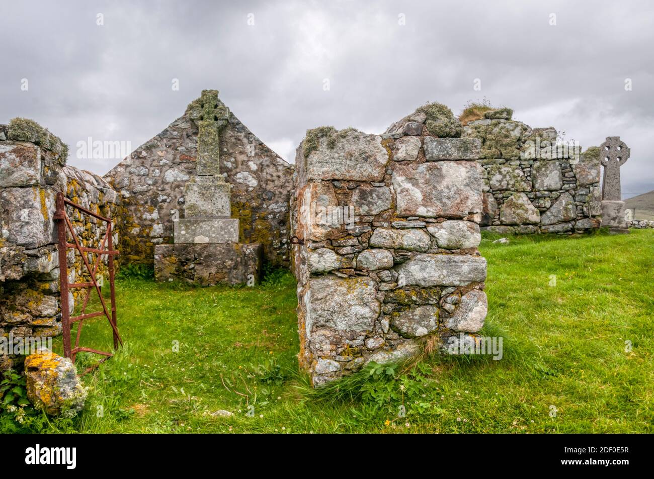 Überreste einer frühen Kapelle in Howmore oder Tobha Mor auf South Uist in den Äußeren Hebriden. Stockfoto