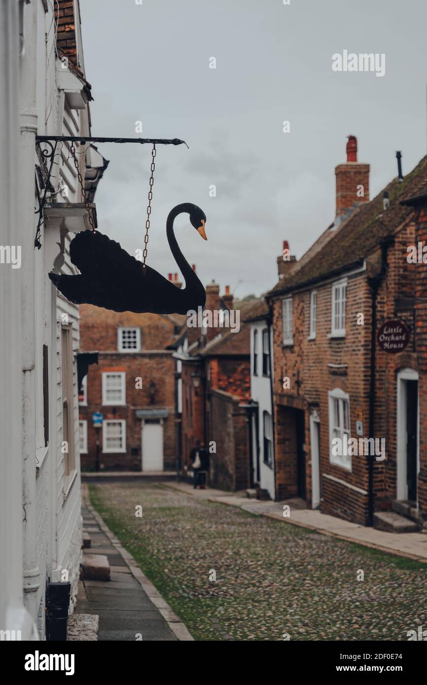 Rye, UK - 10. Oktober 2020: Black Swan Schild auf einem Gebäude in West Street, Rye, einer der am besten erhaltenen mittelalterlichen Städte in East Sussex, England. Stockfoto