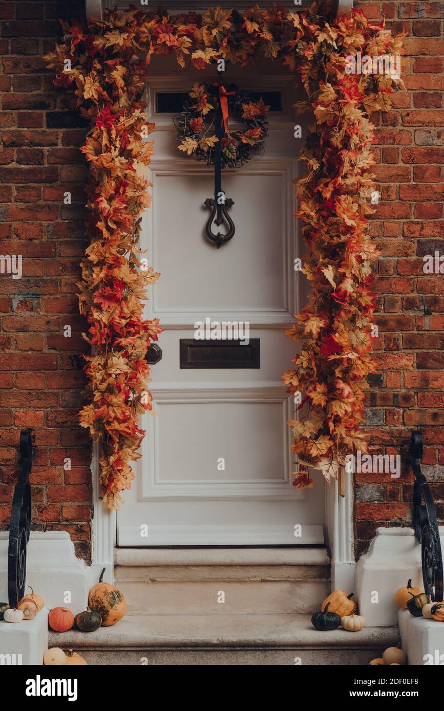 Rye, UK - 10. Oktober 2020: Nahaufnahme von orangefarbenen Blättern und Kürbissen Halloween-Dekorationen am Eingang zum Haus in Rye, einem der am besten erhaltenen mir Stockfoto
