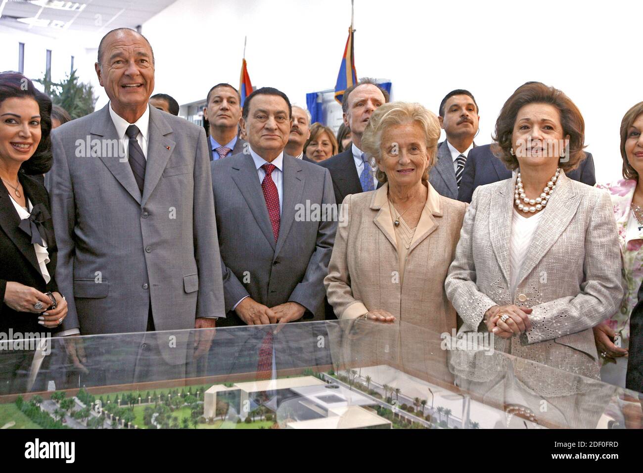 FILE PHOTO - Nazek Hariri, der französische Präsident Jacques Chirac, Hosni Mubarak, Frankreichs erste Dame Bernadette Chirac und Ägyptens erste Dame Suzanne Mubarak nehmen am 20. April 2006 an der Einweihung der französisch-ägyptischen Universität in Shoruk, östlich von Kairo, Ägypten, Teil. Chirac und der ägyptische Präsident Hosni Mubarak eröffnen eine neue französisch-ägyptische Universität, die jedes Jahr an etwa 350 Studenten in beiden Ländern gültige Diplome vergibt. Foto von Thierry Orban/ABACAPRESS.COM Stockfoto