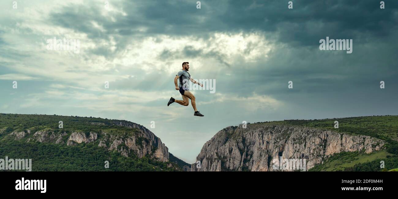Banner des Menschen zwischen Klippen springen Erfolgskonzept Stockfoto