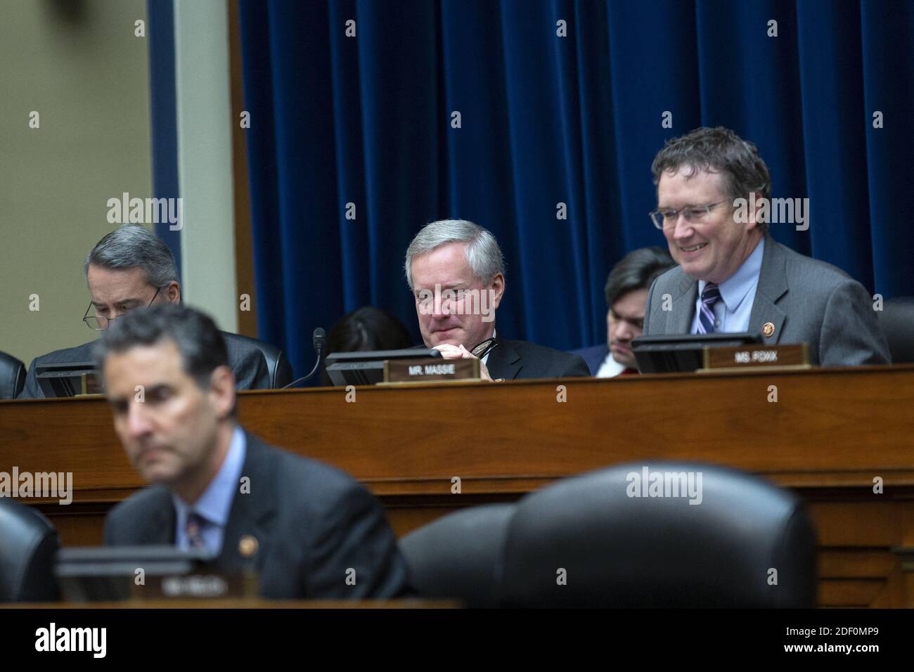 United States Vertreter Mark Wiesen (Republikaner von Nord-carolina) hört wie Vanita Gupta, Präsident und Chief Executive Officer der Leadership Conference über Bürgerliche & Menschenrechte, John Yang, Präsident und Geschäftsführer der Asiatische Amerikaner Förderung der Gerechtigkeit, Arturo Vargas, Chief Executive Officer von NALEO Bildungsfonds, Kevin J. Allis, Chief Executive Officer des Nationalen Kongresses der Indianer, Marc Morial, Präsident und Chief Executive Officer der National Urban League, und Darrell Moore, Direktor am Zentrum für South Georgia regionale Auswirkungen, bezeuge Stockfoto