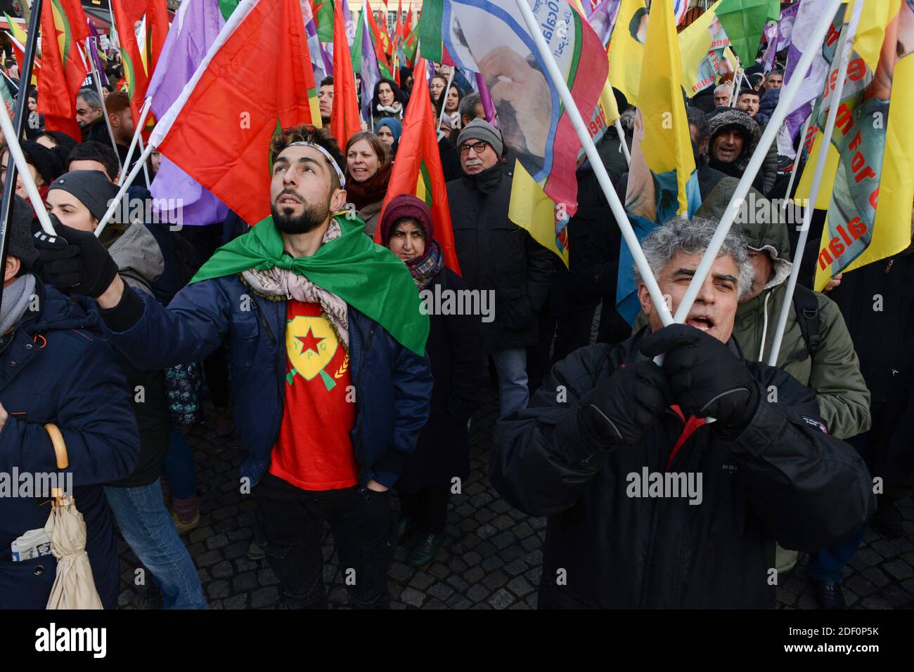 Pro-kurdische Demonstranten fordern Gerechtigkeit bei einer Demonstration in Paris, Frankreich, am 11. Januar 2020, zu Ehren der drei kurdischen Aktivistinnen Sakine Cansiz, Fidan Dogan und Leyla Soylemez, die am 10. Januar 2013 im Kurdistan Informationszentrum im 10. Bezirk von Paris tot aufgefunden wurden. Foto von Georges Darmon/Avenir Pictures/ABACAPRESS.COM Stockfoto