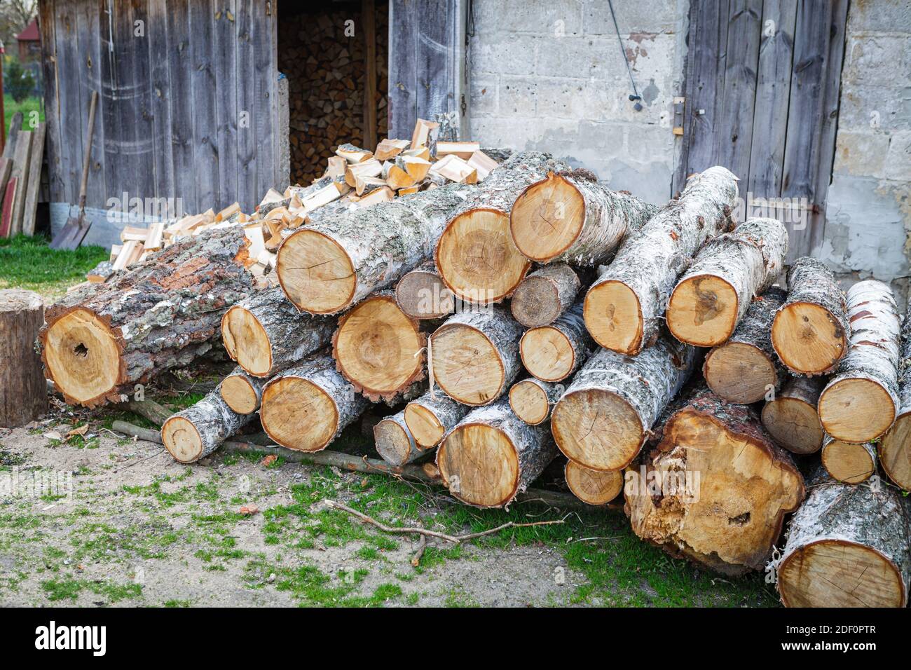 Ein Haufen gehacktes Holz, ein Reservat für den Winter Stockfoto