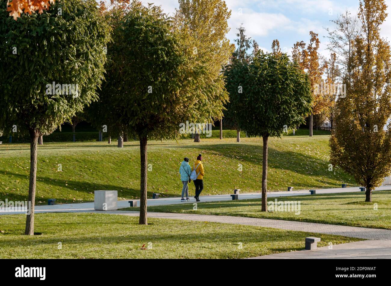 Gesunde Lebensweise zwei Frau zu Fuß im Herbst Park Stockfoto