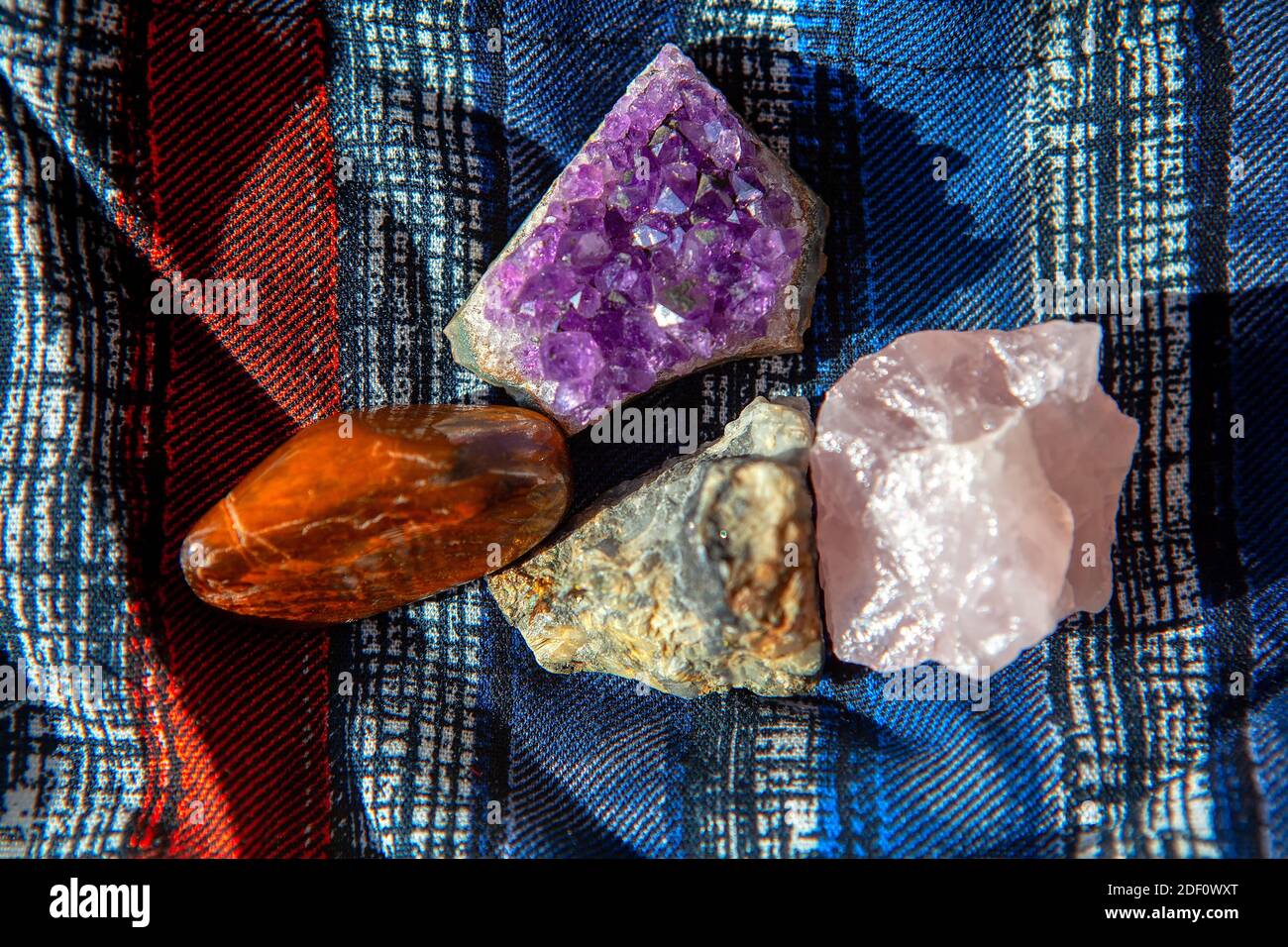 Bunte Natursteine . Tigeraugen, Rosenquarz, Amethyst. Mineralien und Edelsteine Stockfoto