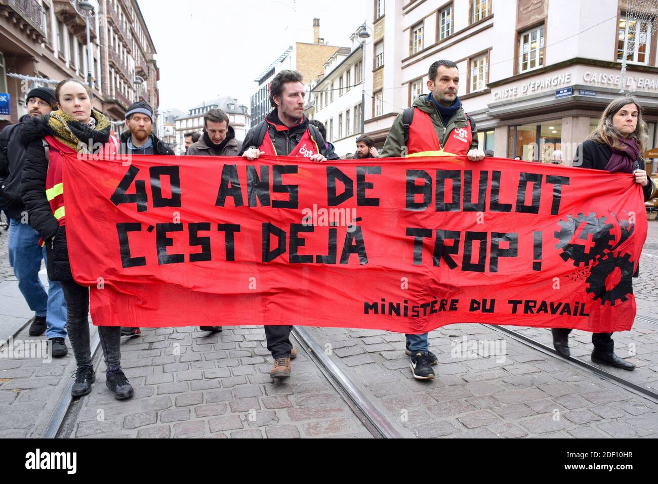 Demonstranten marschieren am 14. Januar 2020 im ostfranzösischen Straßburg im Rahmen eines landesweiten, sektorübergreifenden Streiks gegen die Rentenreform der französischen Regierung. Ein Verkehrsstreik zog sich in seinen 42. Tag am 15. Januar hinein, an dem sowohl die französische Regierung als auch die Hardlinegewerkschaften die Rentenreformen durchforsten, die die Pattsituation auslösten. Foto von Nicolas Roses/ABACAPRESS.COM Stockfoto