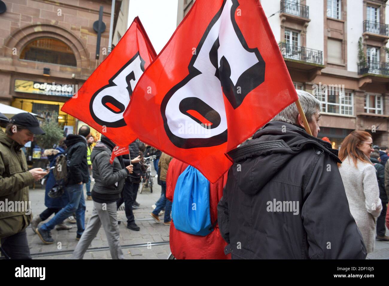 Demonstranten marschieren am 14. Januar 2020 im ostfranzösischen Straßburg im Rahmen eines landesweiten, sektorübergreifenden Streiks gegen die Rentenreform der französischen Regierung. Ein Verkehrsstreik zog sich in seinen 42. Tag am 15. Januar hinein, an dem sowohl die französische Regierung als auch die Hardlinegewerkschaften die Rentenreformen durchforsten, die die Pattsituation auslösten. Foto von Nicolas Roses/ABACAPRESS.COM Stockfoto