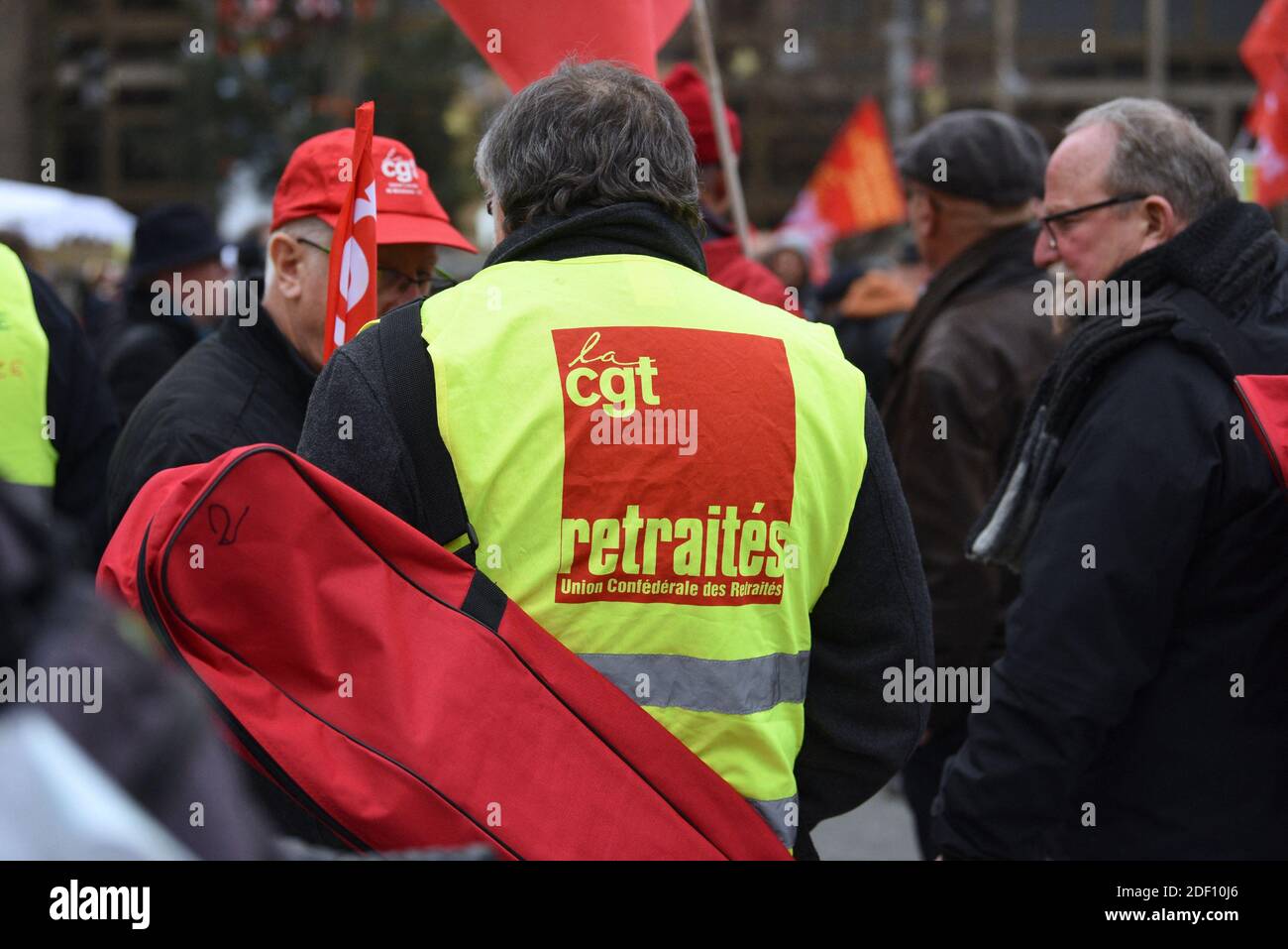 Demonstranten marschieren am 14. Januar 2020 im ostfranzösischen Straßburg im Rahmen eines landesweiten, sektorübergreifenden Streiks gegen die Rentenreform der französischen Regierung. Ein Verkehrsstreik zog sich in seinen 42. Tag am 15. Januar hinein, an dem sowohl die französische Regierung als auch die Hardlinegewerkschaften die Rentenreformen durchforsten, die die Pattsituation auslösten. Foto von Nicolas Roses/ABACAPRESS.COM Stockfoto