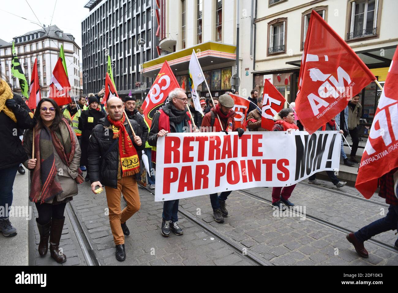 Demonstranten marschieren am 14. Januar 2020 im ostfranzösischen Straßburg im Rahmen eines landesweiten, sektorübergreifenden Streiks gegen die Rentenreform der französischen Regierung. Ein Verkehrsstreik zog sich in seinen 42. Tag am 15. Januar hinein, an dem sowohl die französische Regierung als auch die Hardlinegewerkschaften die Rentenreformen durchforsten, die die Pattsituation auslösten. Foto von Nicolas Roses/ABACAPRESS.COM Stockfoto