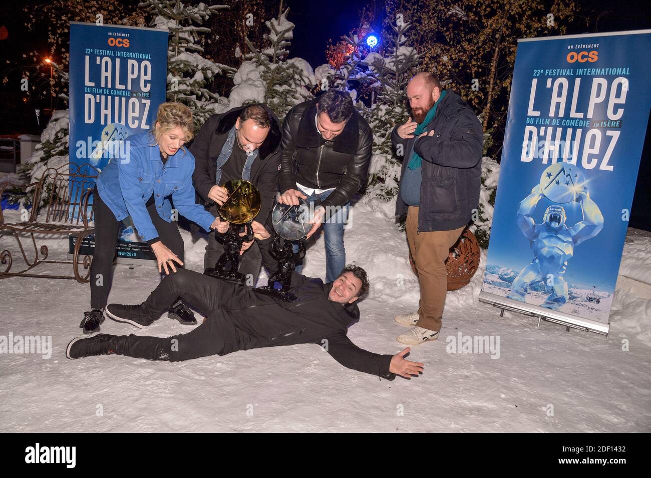 Caroline Anglade, Francois Xavier Demaison, Michael Youn, Arnaud Ducret, Marc Riso posieren mit ihren Preisen nach der Abschlussfeier des 23. Comedy Film Festivals in L'Alpe d Huez, Frankreich am 18. Januar 2020. Foto von Julien Reynaud/APS-Medias/ABACAPRESS.COM Stockfoto