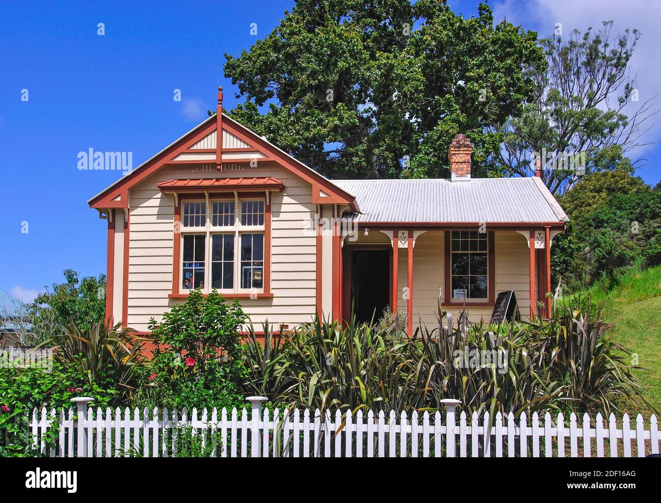 & Kunsthandwerk-Shop in historischen Gerichtsgebäude, Opononi, Hokianga District, Region Northland, Nordinsel, Neuseeland Stockfoto