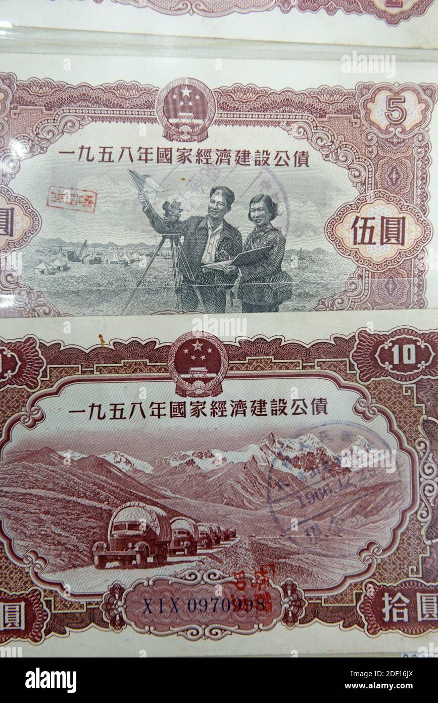 Aktien (glaube ich) aus dem Jahr 1958 wurden auf einem Antiquitätenmarkt im Westen von Peking, China, ausgestellt Stockfoto