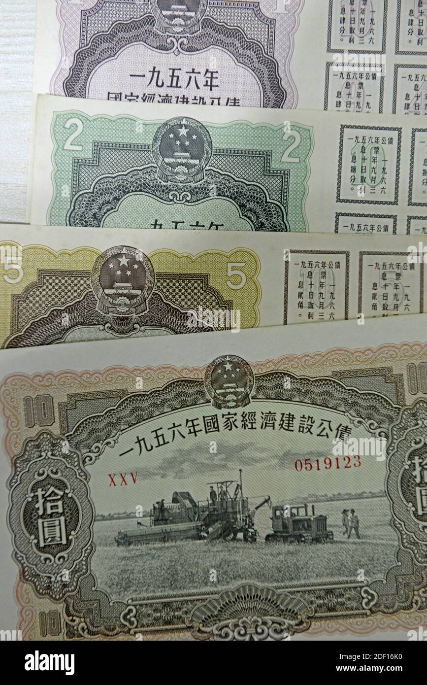 Aktien (glaube ich) aus dem Jahr 1956 wurden auf einem Antiquitätenmarkt im Westen von Peking, China, ausgestellt Stockfoto