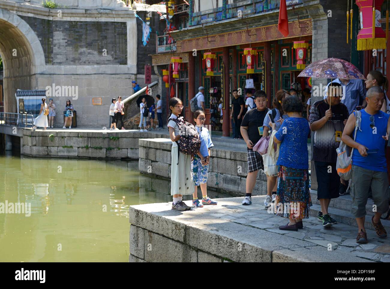 Szenen in den traditionellen Touristengeschäften, die den Suzhou Creek am Nordtor des Sommerpalastes in Peking, China säumen Stockfoto