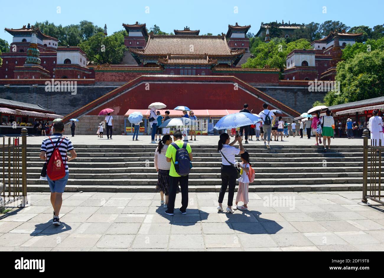 Szenen auf dem Hinterhügel vor dem Pavillon von Chenghuai auf dem Hügel des Sommerpalastes in Peking, China Stockfoto