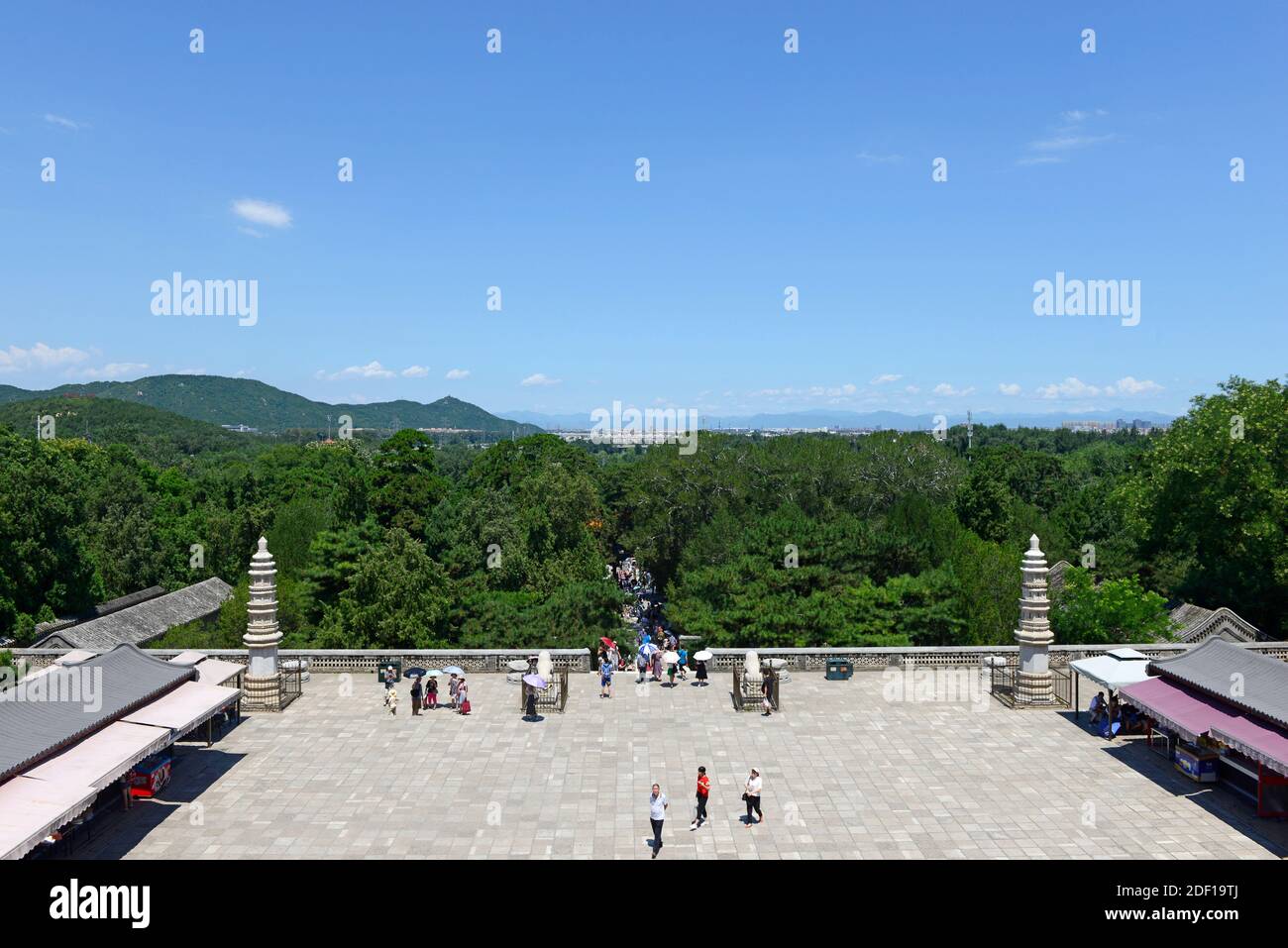 Blick auf den hinteren Hügel vor dem Pavillon von Chenghuai im Sommerpalast in Peking, China Stockfoto
