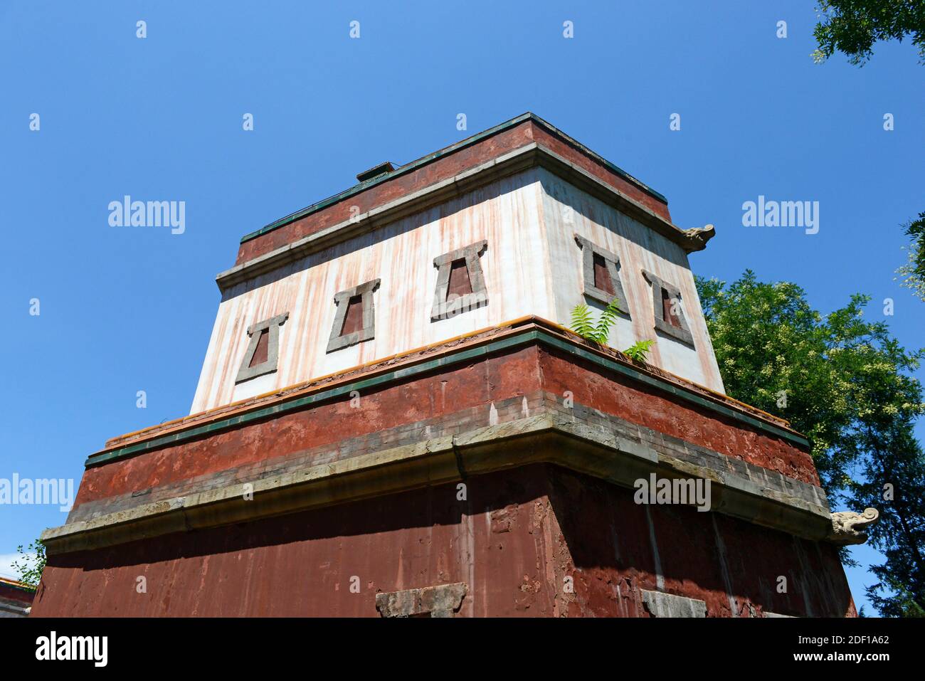 Gebäude auf dem Hinterhügel vor dem Pavillon von Chenghuai im Sommerpalast in Peking, China Stockfoto