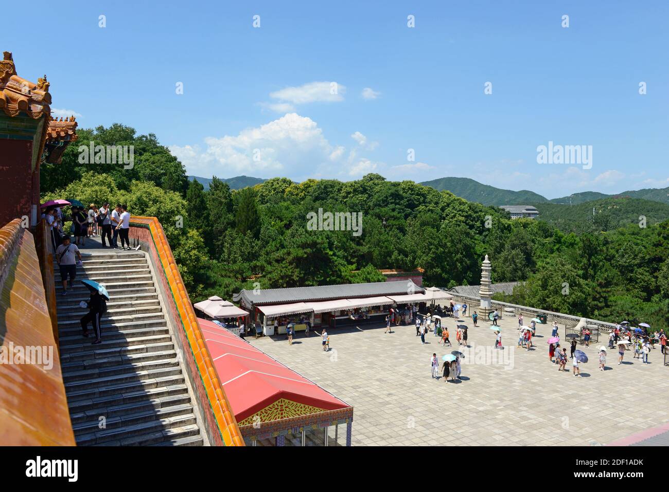 Blick auf den hinteren Hügel vor dem Pavillon von Chenghuai im Sommerpalast in Peking, China Stockfoto