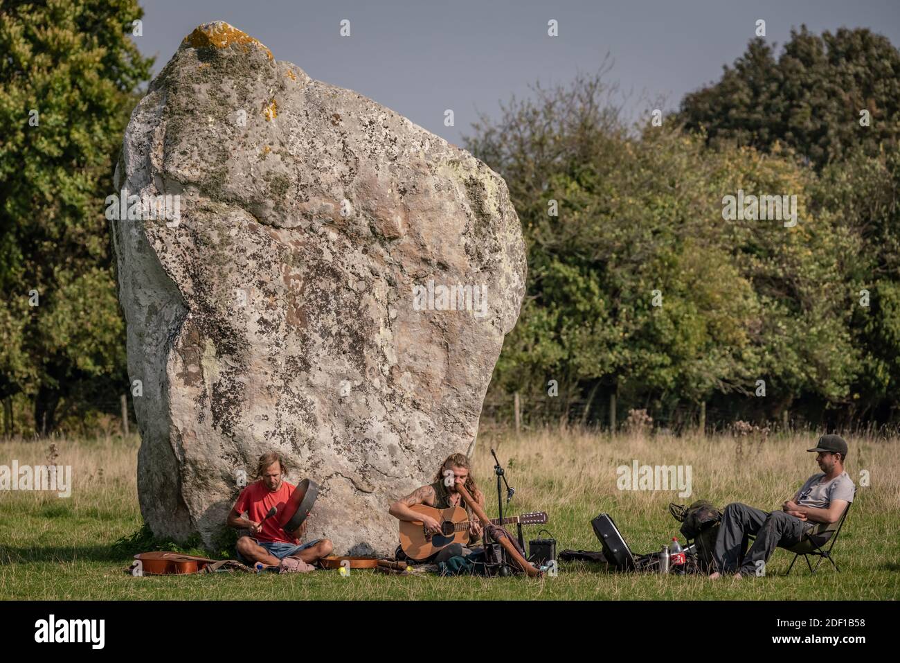 Herbst-Tagundnachtgleiche am Avebury Stone Circle. Heidnische Anhänger versammeln sich, um die neolithischen Steine von Avebury zu berühren, zu meditieren und zu singen. Wiltshire, Großbritannien Stockfoto