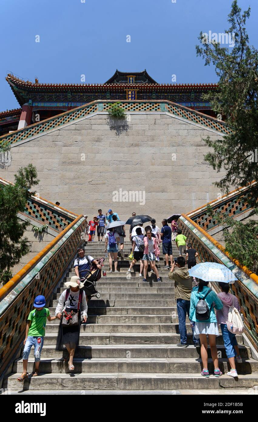 Blick auf die Stufen nach Paiyundian mit dem Turm der buddhistischen Räucherstäbchen, Foxiangge, hinten, im Sommerpalast in Peking, China, Stockfoto