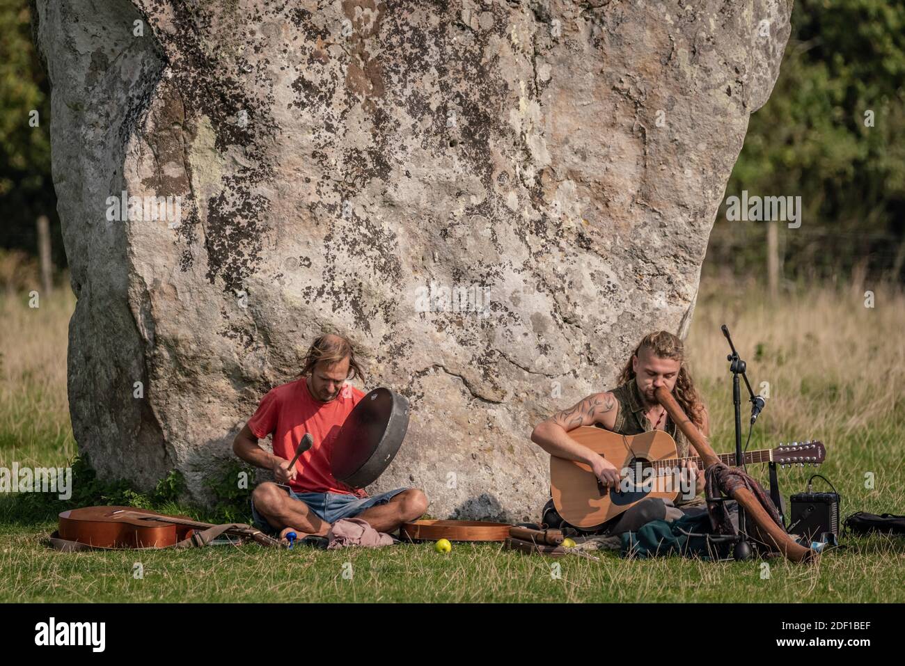 Herbst-Tagundnachtgleiche am Avebury Stone Circle. Heidnische Anhänger versammeln sich, um die neolithischen Steine von Avebury zu berühren, zu meditieren und zu singen. Wiltshire, Großbritannien Stockfoto