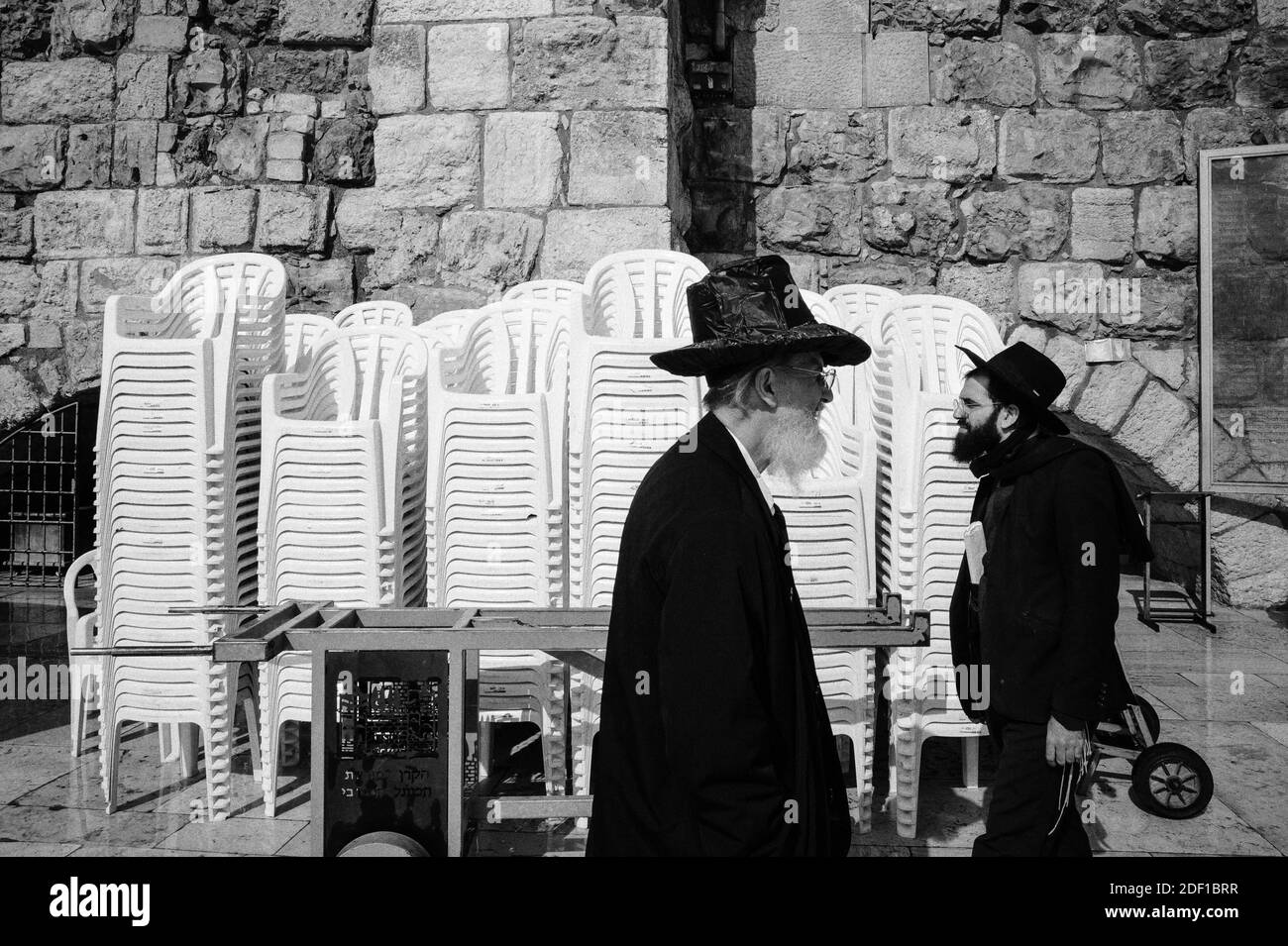 Ein ultra-orthodoxer jüdischer Mann kommt am 21. Januar 2020 zum Gebet an die westliche Mauer, die heiligste Gebetsstätte des Judentums, in Jerusalems Altstadt. Foto von Eliot Blondt/ABACAPRESS.COM Stockfoto