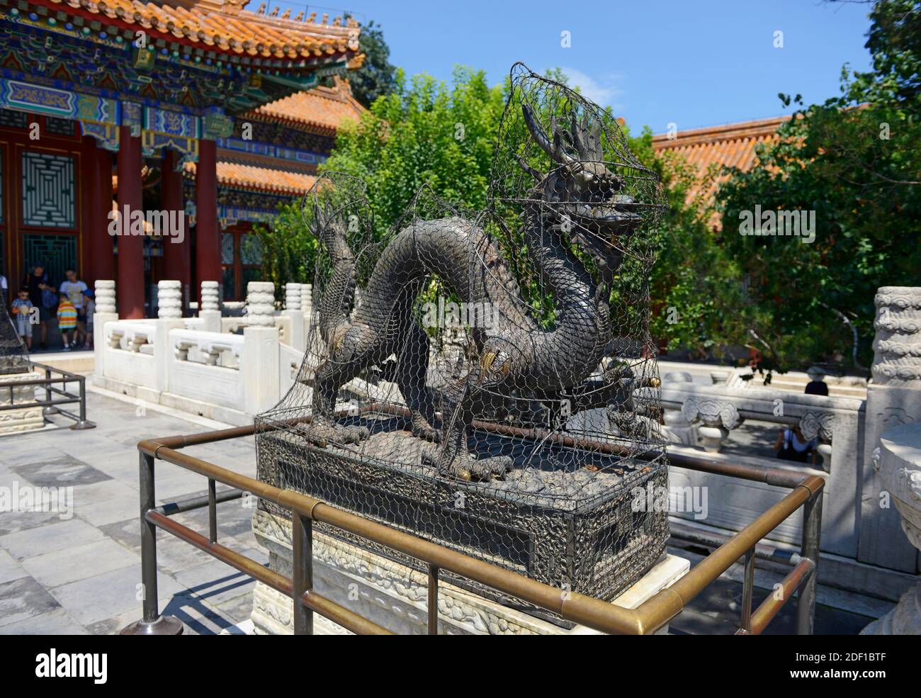Innenhof mit Drachenskulptur vor einem Gebäude im Sommerpalast in Peking, China Stockfoto