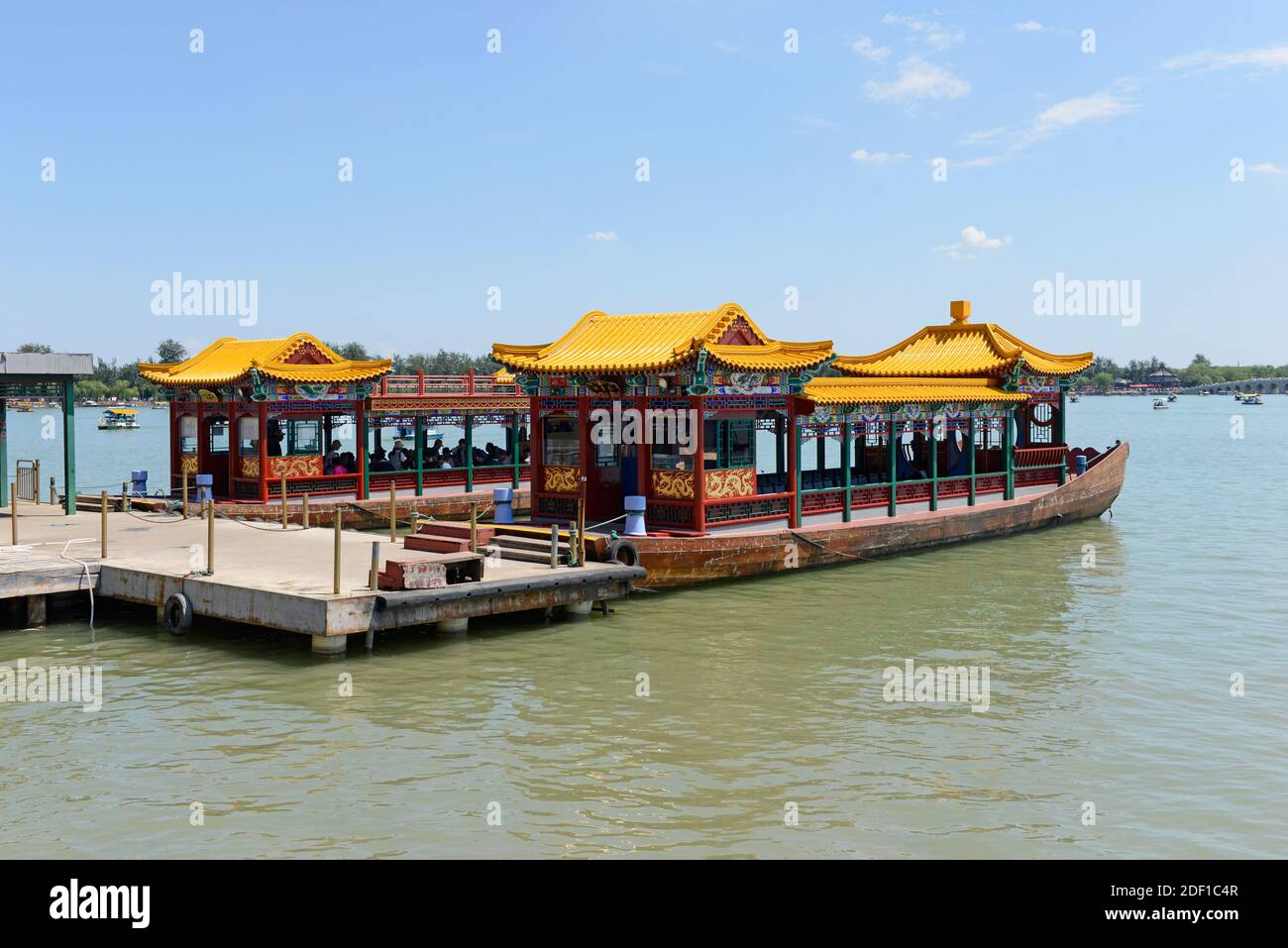 Touristenboote liegen am Kunming-See am Sommerpalast in Peking, China Stockfoto