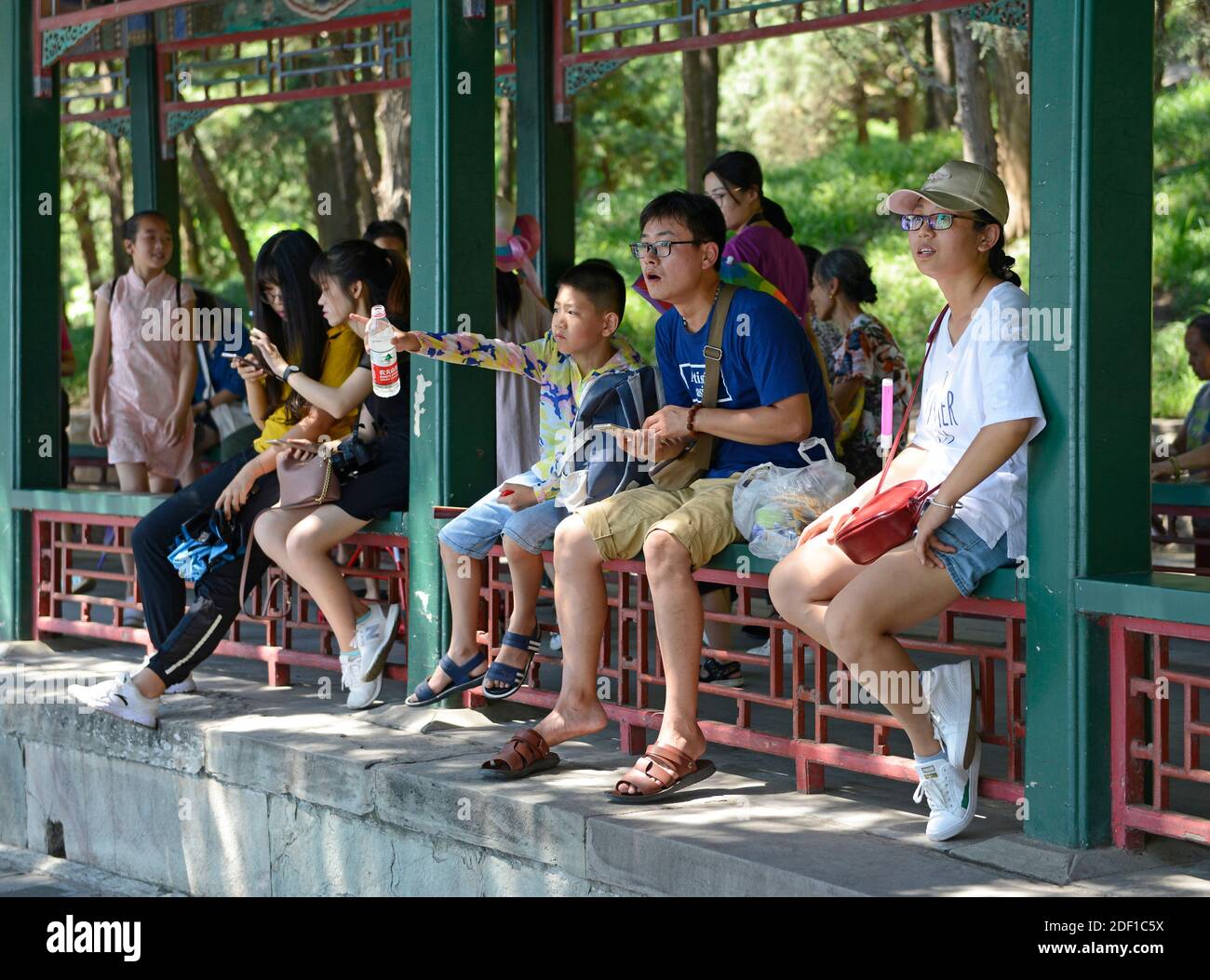 Besucher des Sommerpalastes in Peking, China Stockfoto