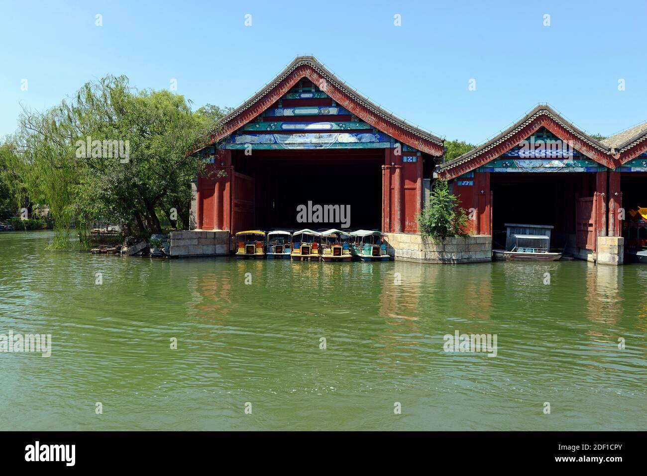 Ein Bootshaus auf dem Kunming-See am Sommerpalast, Peking, China Stockfoto