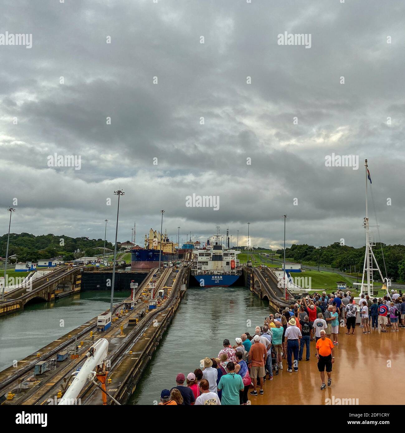 Panama - 11/6/19: ein Kreuzfahrtschiff mit den Passagieren auf dem Bug des Schiffes beobachten den Panama Kanal eingeben. Stockfoto