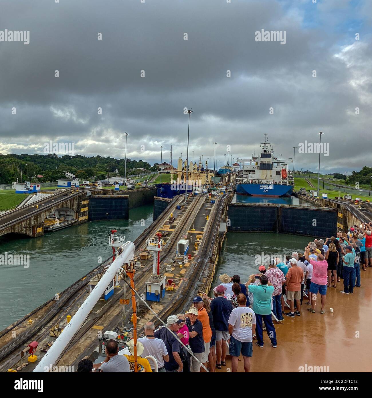 Panama - 11/6/19: ein Kreuzfahrtschiff mit den Passagieren auf dem Bug des Schiffes beobachten die erste Schleuse des Panamakanals eingeben. Stockfoto