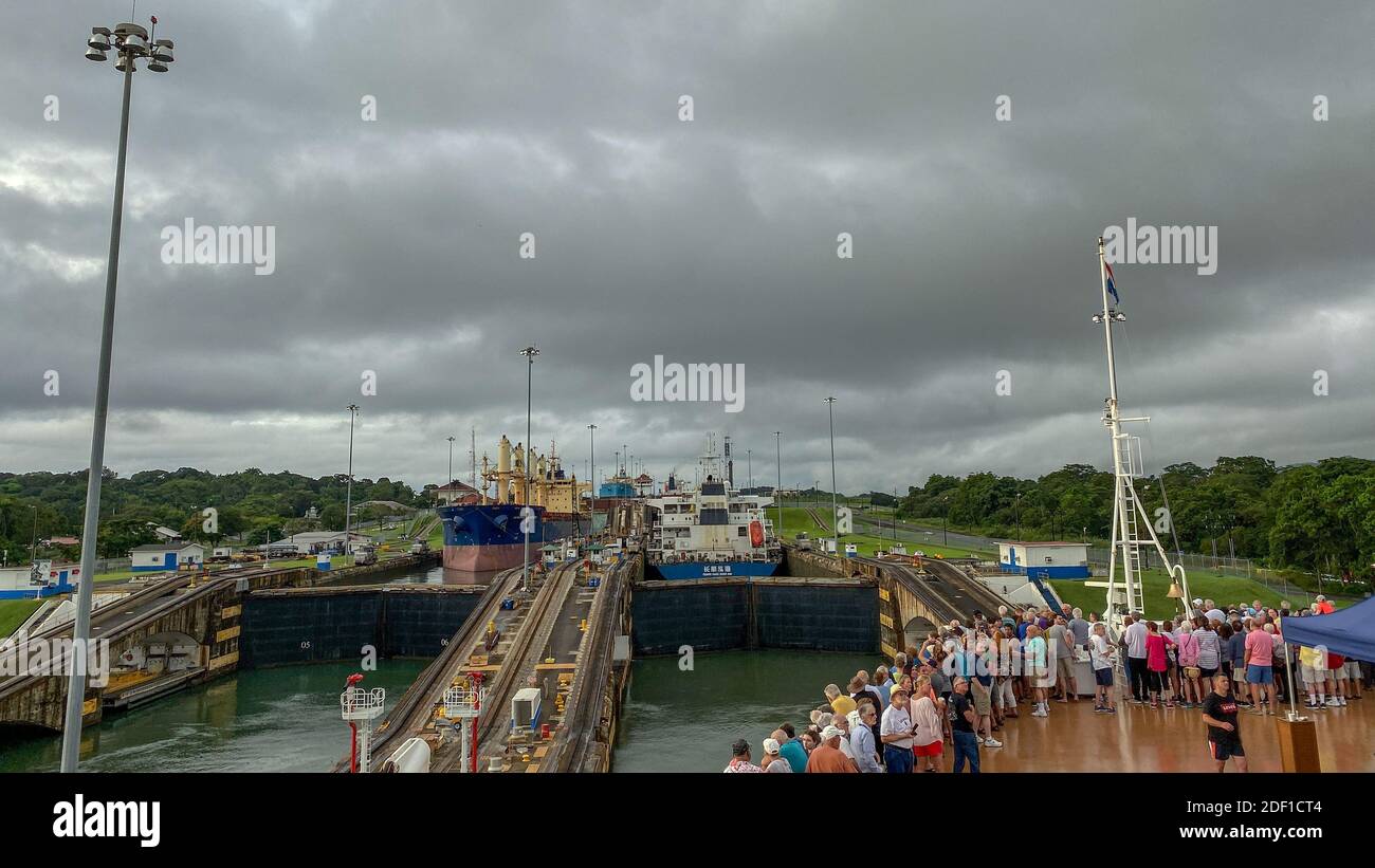 Panama - 11/6/19: ein Kreuzfahrtschiff mit den Passagieren auf dem Bug des Schiffes beobachten die erste Schleuse des Panamakanals eingeben. Stockfoto