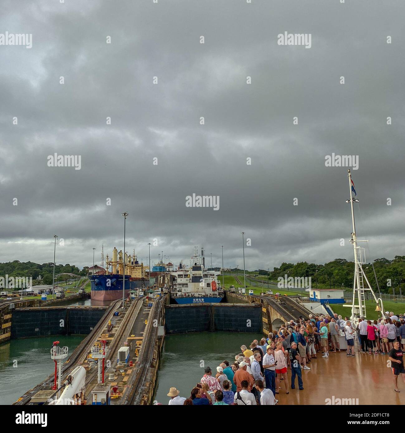 Panama - 11/6/19: ein Kreuzfahrtschiff mit den Passagieren auf dem Bug des Schiffes beobachten die erste Schleuse des Panamakanals eingeben. Stockfoto
