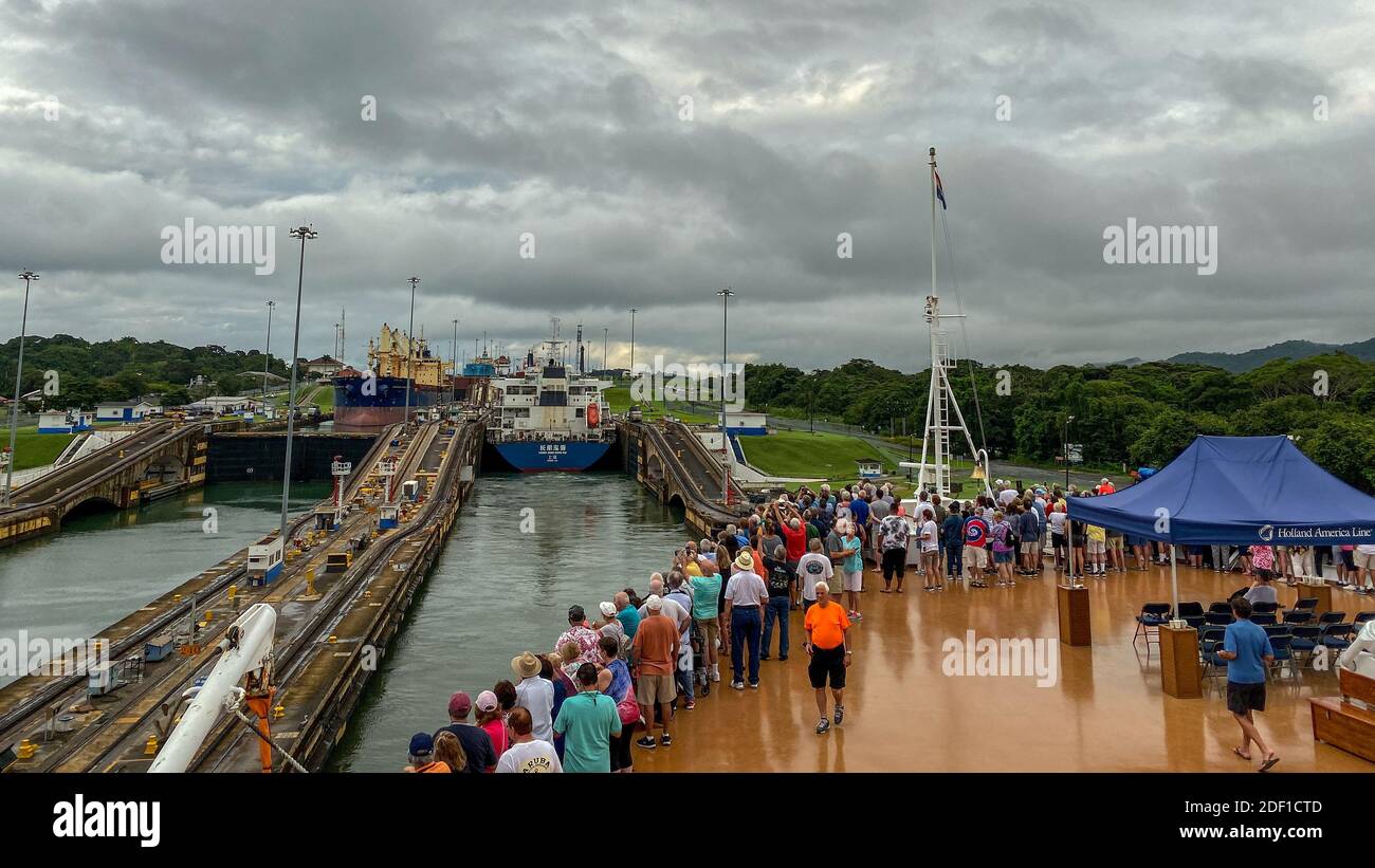 Panama - 11/6/19: ein Kreuzfahrtschiff mit den Passagieren auf dem Bug des Schiffes beobachten den Panama Kanal eingeben. Stockfoto