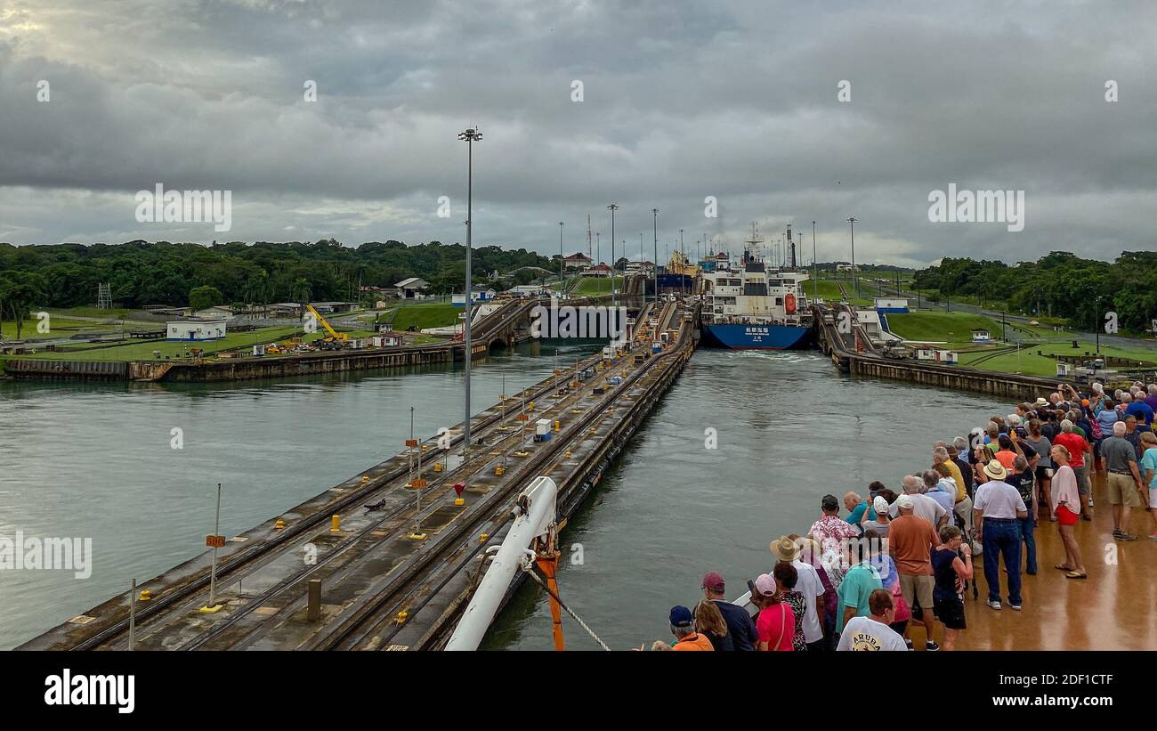 Panama - 11/6/19: ein Kreuzfahrtschiff mit den Passagieren auf dem Bug des Schiffes beobachten den Panama Kanal eingeben. Stockfoto