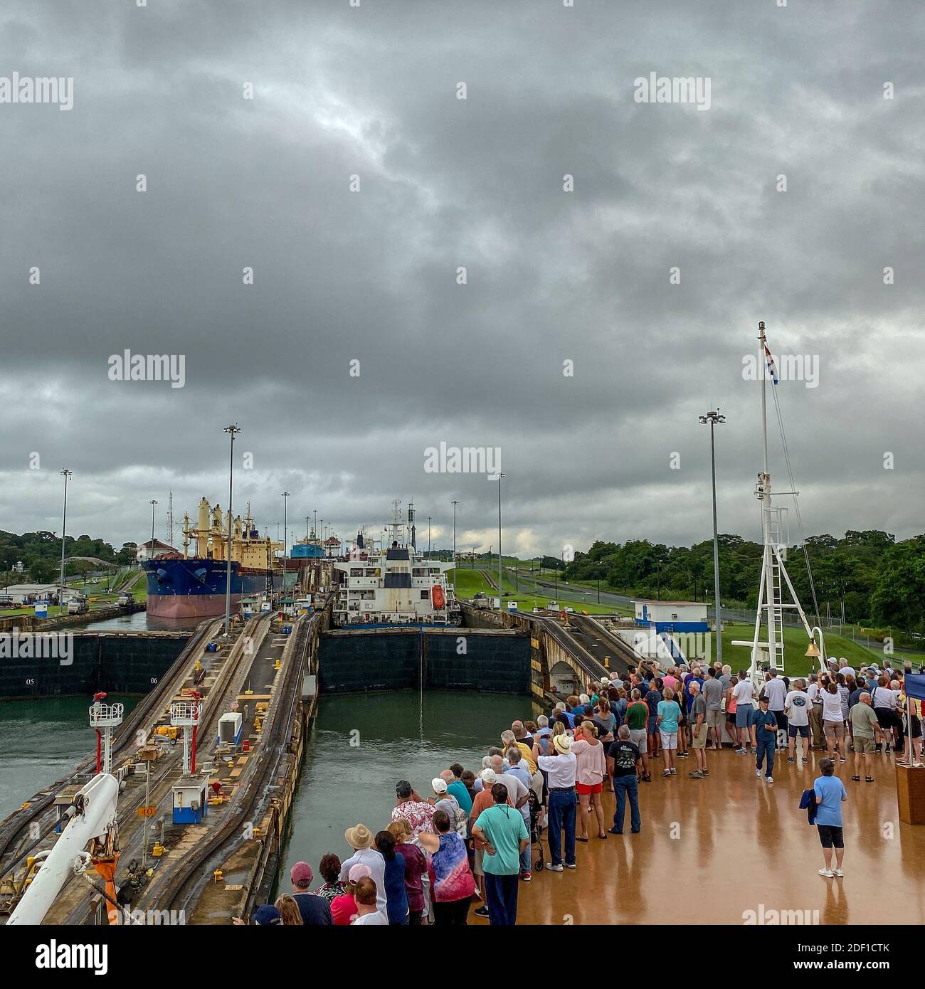 Panama - 11/6/19: ein Kreuzfahrtschiff mit den Passagieren auf dem Bug des Schiffes beobachten die erste Schleuse des Panamakanals eingeben. Stockfoto