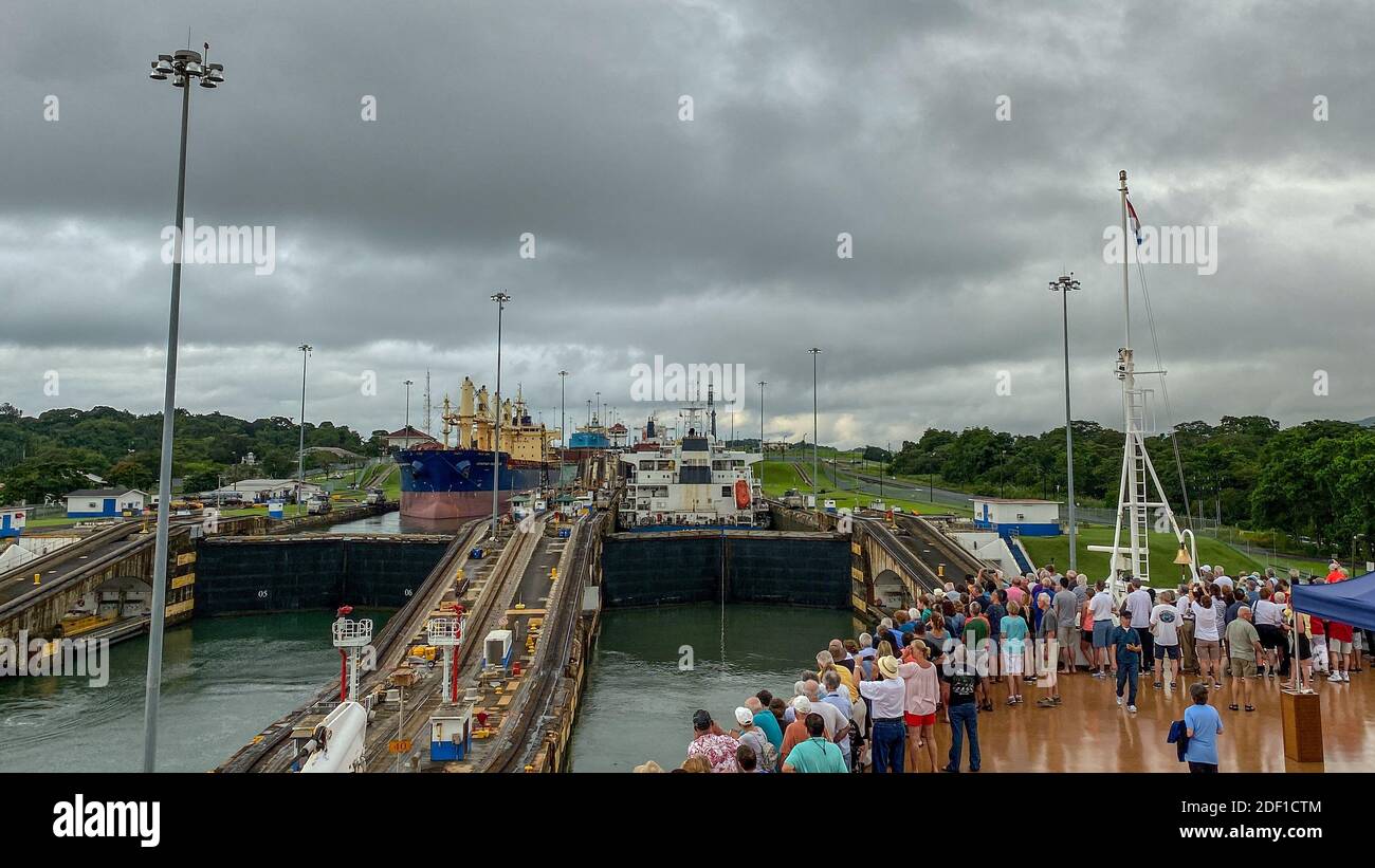 Panama - 11/6/19: ein Kreuzfahrtschiff mit den Passagieren auf dem Bug des Schiffes beobachten die erste Schleuse des Panamakanals eingeben. Stockfoto