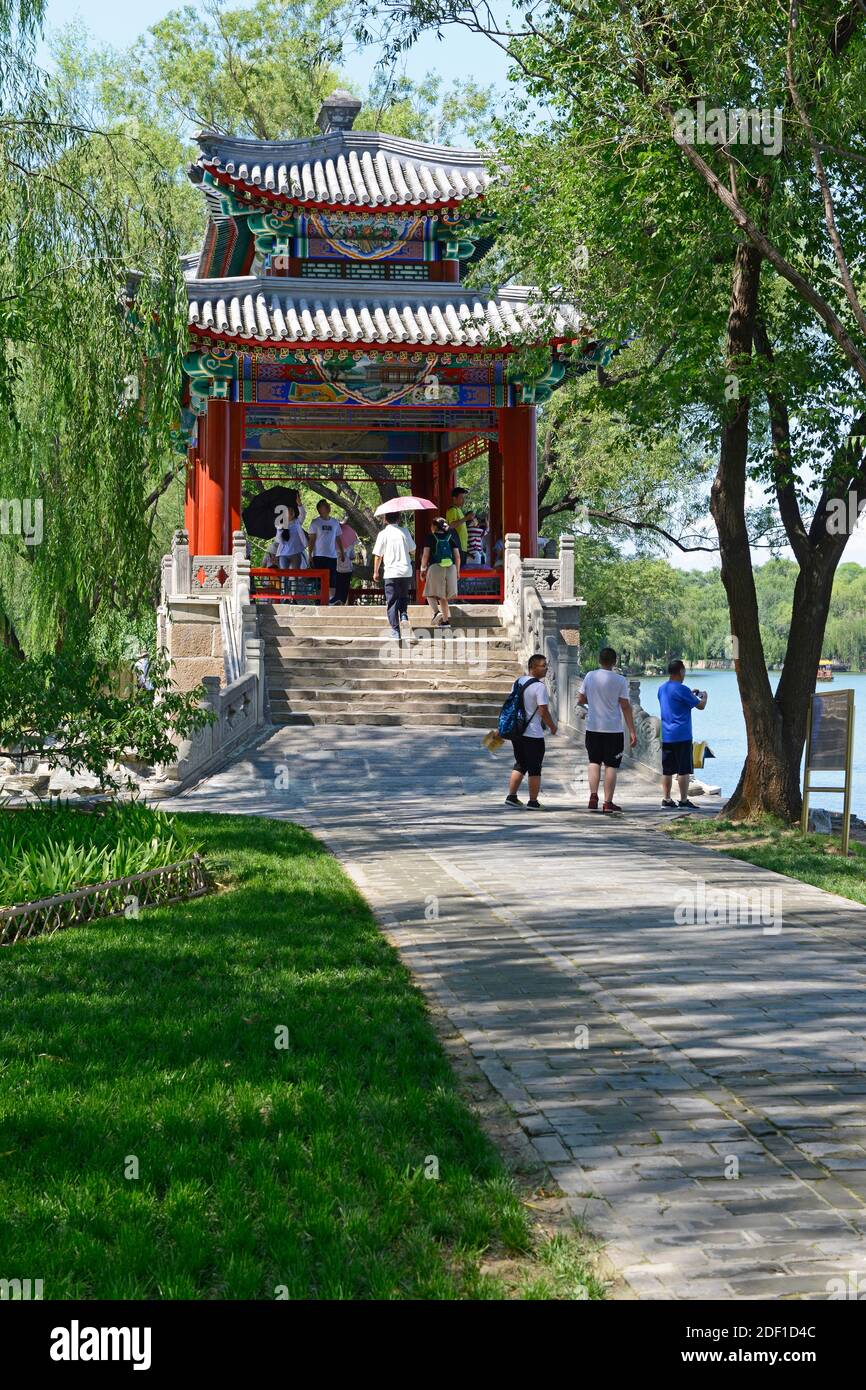Ein Blick auf die Binfeng-Brücke im Gengzhitu-Gebiet im Westen des Sommerpalastes in Peking, China Stockfoto